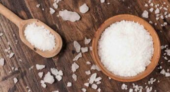 Perché tutti stanno gettando il sale sul pavimento prima di andare a dormire? È curioso ma dovresti farlo anche tu!