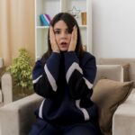 Ragazza impaurita in casa